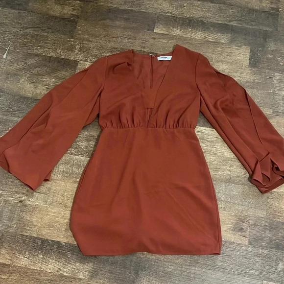 ALI & JAY Dresses & Skirts - Ali & Jay Dress bat sleeves burnt orange color vneck